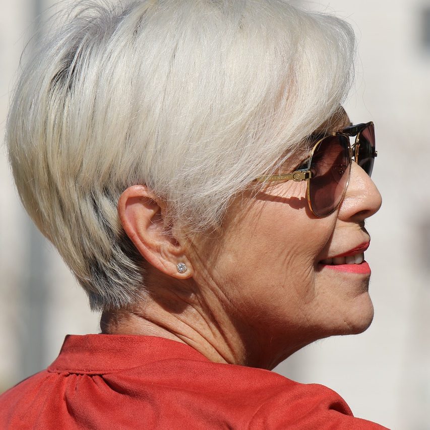 Femme coupe de cheveux courte chic